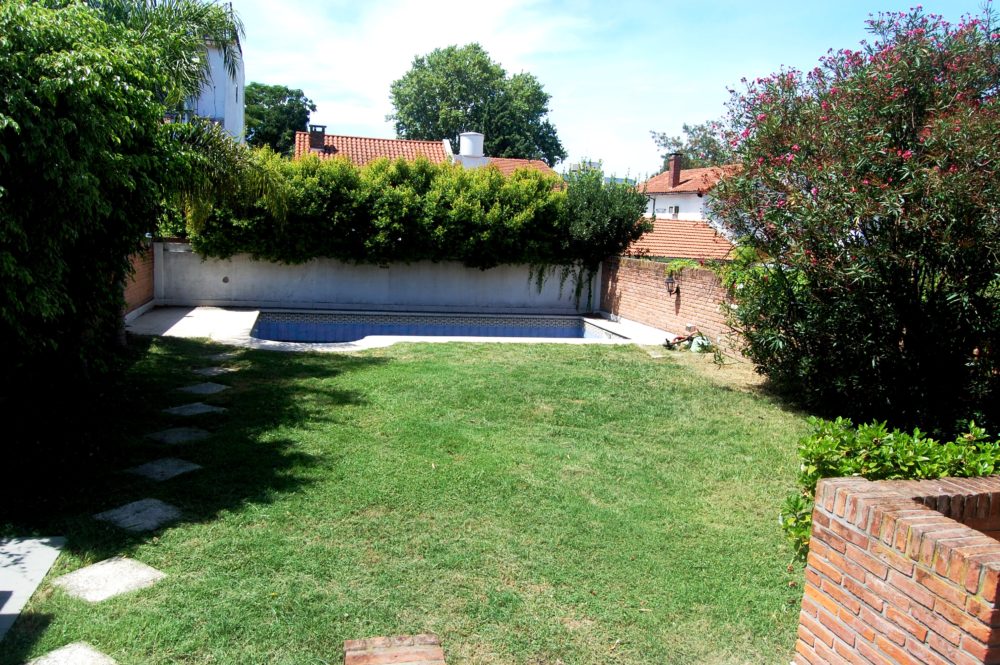 Pirovano 663 – Jardin y pileta